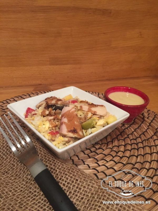 Preparamos el aliño mezclando en un bol los ingredientes y se lo incorporamos a la ensalada de arroz, es opcional.